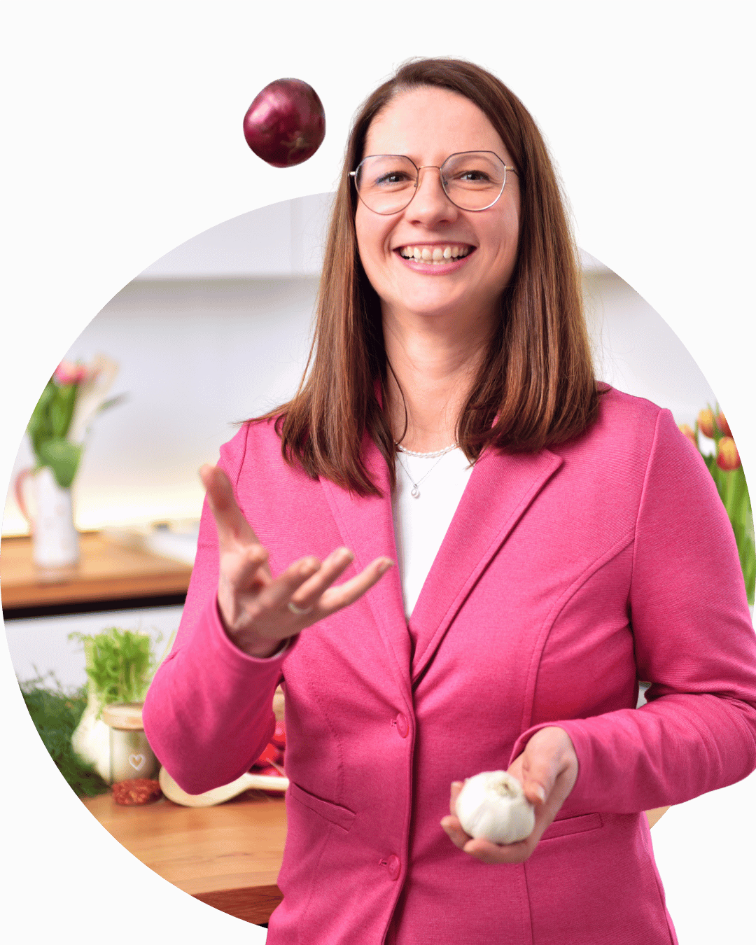 Hanna Bender wirft eine Zwiebel nach oben